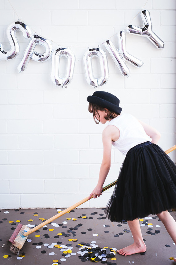 Halloween party balloon photo backdrop