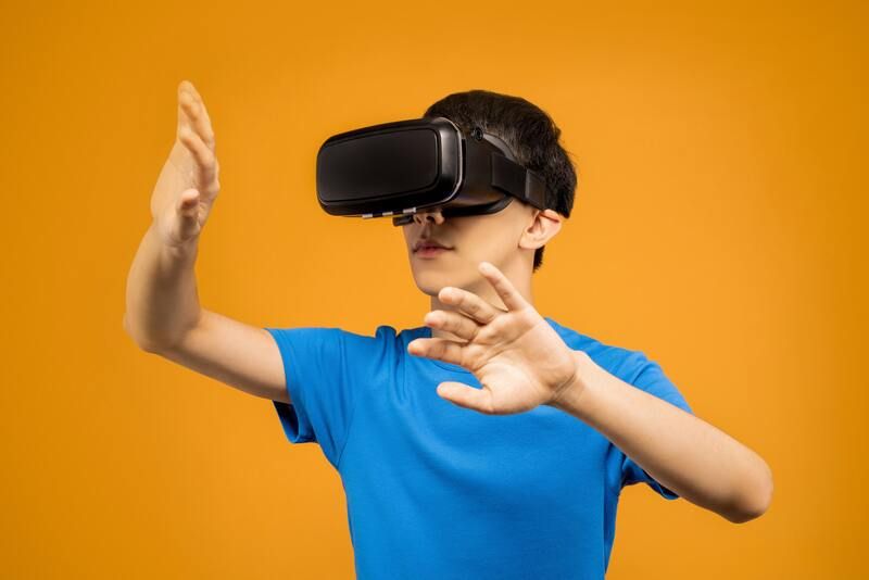 Men in blue crew neck T-shirt wearing a VR headset
